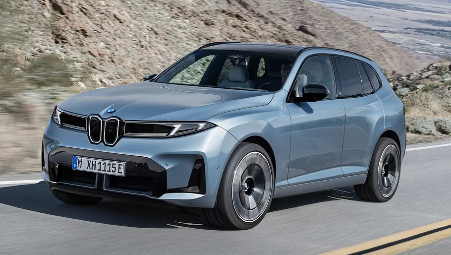 Die Computer-Illustration zeigt den BMW (i)X5 (2026) als Serienmodell von schräg vorne. 