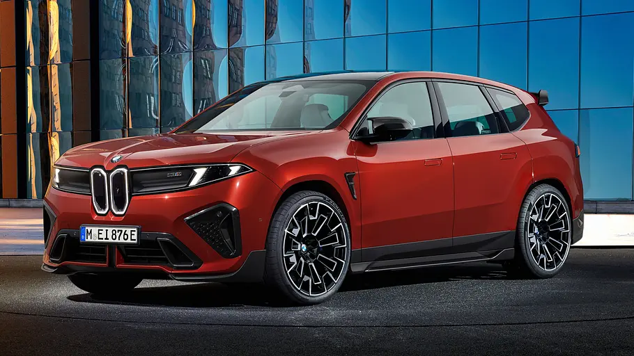 Ein Rendering zeigt den BMW iX3 M (2027) statisch vor einer Glasfassade.