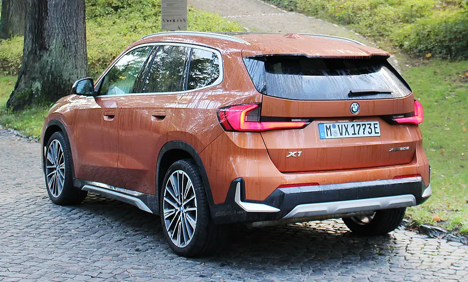 BMW X1 xDrive30e BMW X1 xDrive30e; stehend; SUV; Außenansicht; Heckansicht