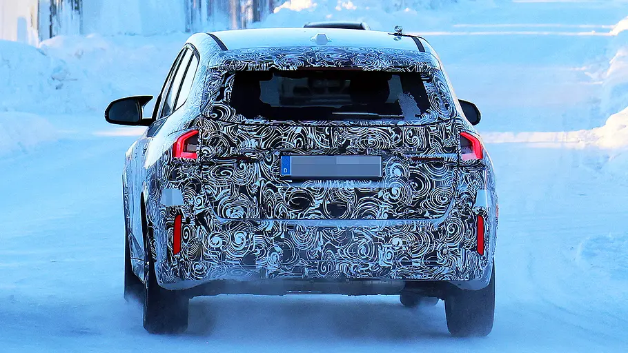 Blick von hinten auf den fahrenden Erlkönig des BMW X1 Facelift (2026).