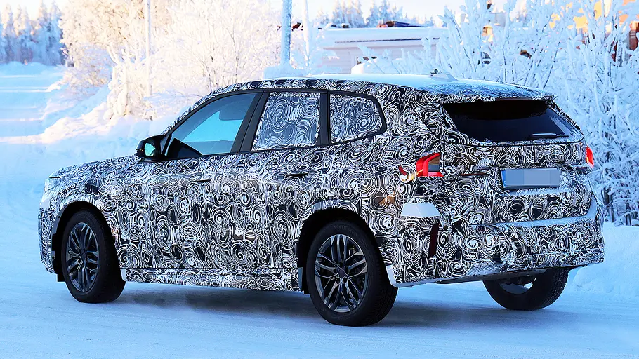 Blick von schräg hinten auf den fahrenden Erlkönig des BMW X1 Facelift (2026).