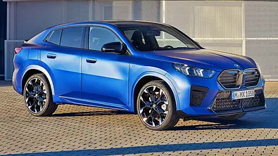 Der BMW X2 M35i (2024) statisch von schräg vorne. - Foto: BMW