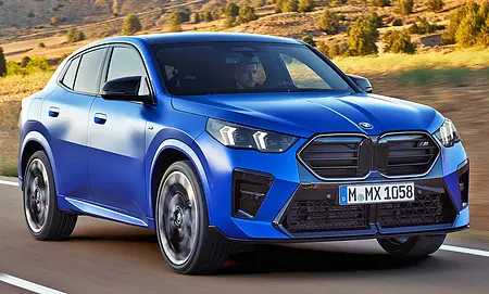 Der BMW X2 M35i (2024) fahrend von schräg vorne.