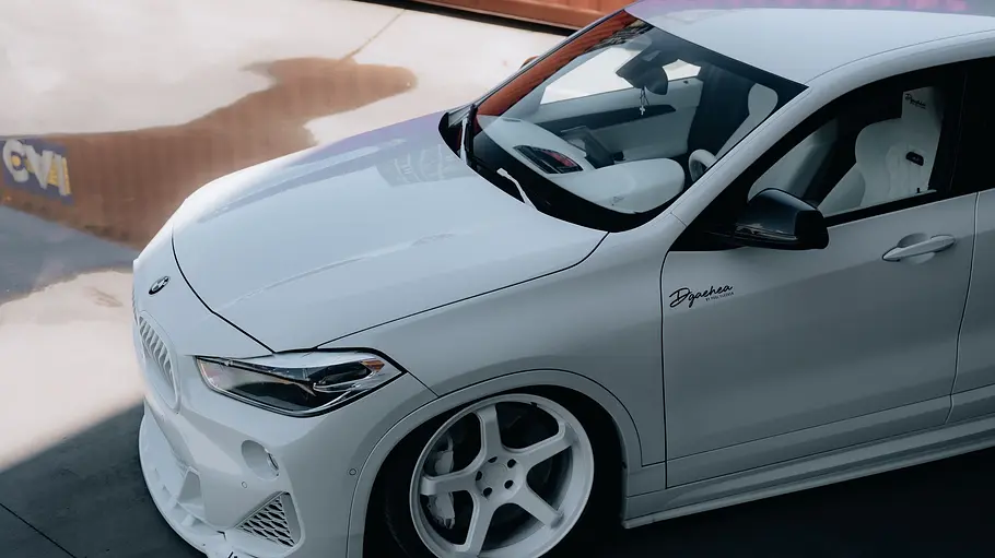 BMW X2 All-White Der BMW X2 All-White stehend von oben
