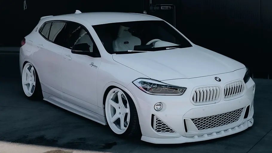 BMW X2 All-White Der BMW X2 All-White stehend von schräg vorne
