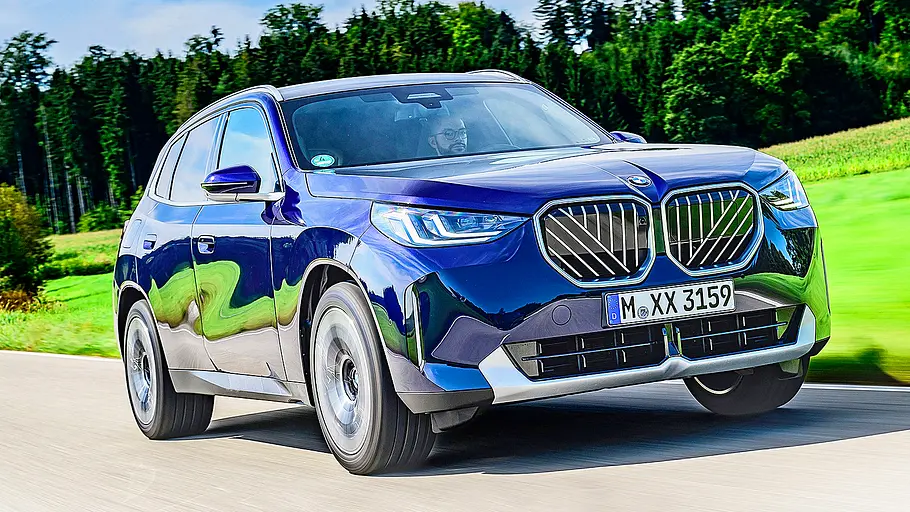 BMW X3 Blick von schräg vorne auf den fahrenden BMW X3.