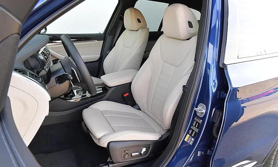 Die vorderen Sitze des BMW X3 (2017).