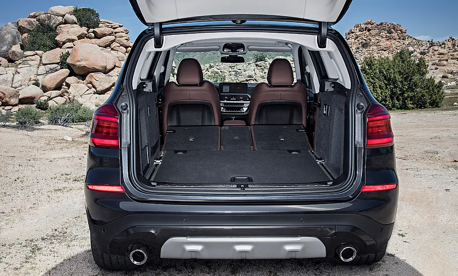 Der BMW X3 (2017) mit geöffneter Kofferraumklappe und umgeklappter Rücksitzbank.