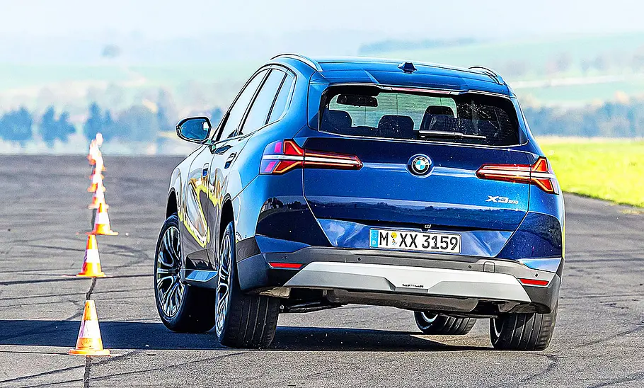 Blick von hinten auf den fahrenden BMW X3 (2024).