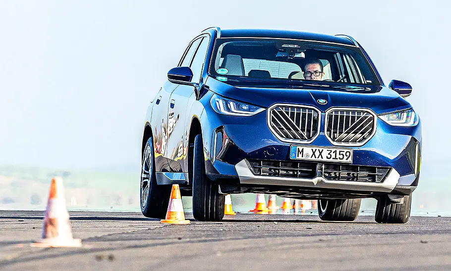 Blick von vorne auf den fahrenden BMW X3 (2024).