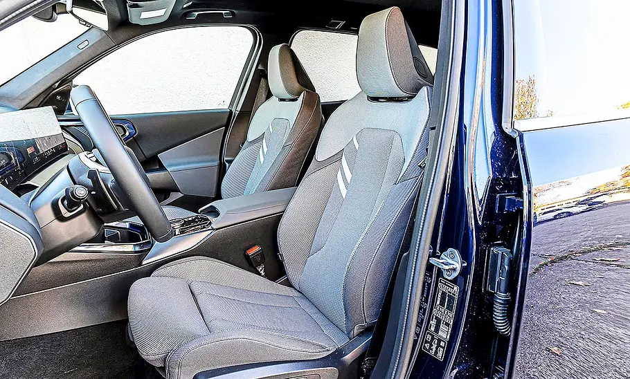 Blick auf die Vordersitze im Innenraum des BMW X3 (2024).