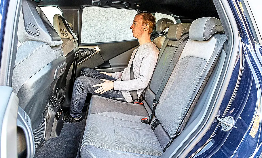 Blick auf die Fondsitze im Innenraum des BMW X3 (2024).