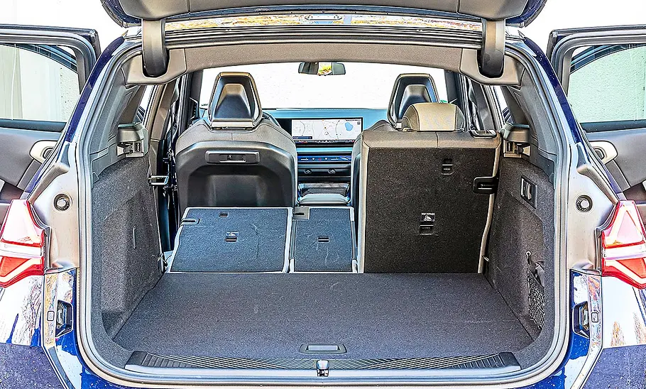 Blick in den Kofferraum des BMW X3 (2024).