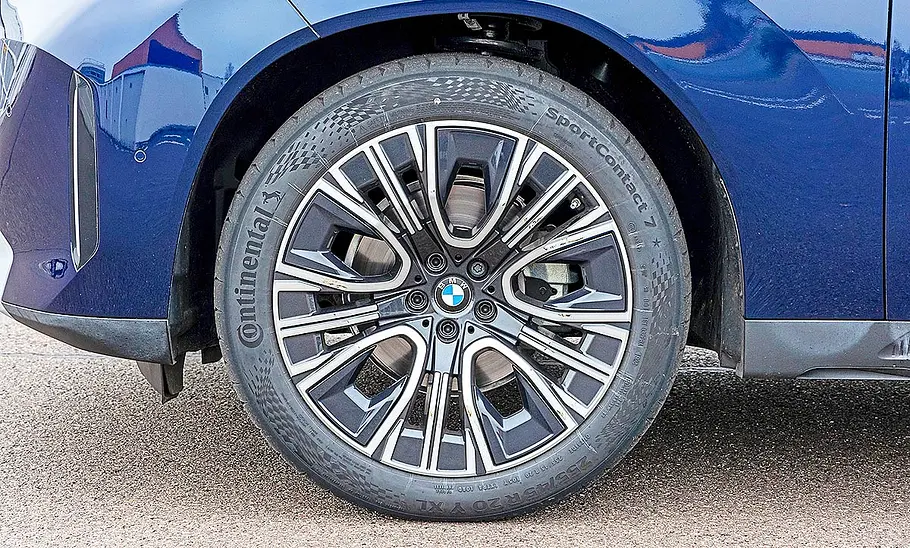 Blick auf die Felgen des BMW X3 (2024).