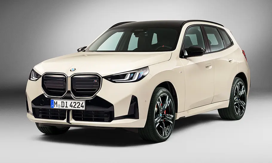 Der BMW X3 M50 xDrive (2024) steht in Studioumgebung, von vorne links fotografiert.