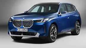 Der BMW X3 (2024) steht in Studioumgebung, von vorne links fotografiert. - Foto: BMW