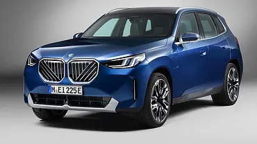 Der BMW X3 (2024) steht in Studioumgebung, von vorne links fotografiert. - Foto: BMW Der BMW X3 (2024) steht in Studioumgebung, von vorne links fotografiert. - Foto: BMW
