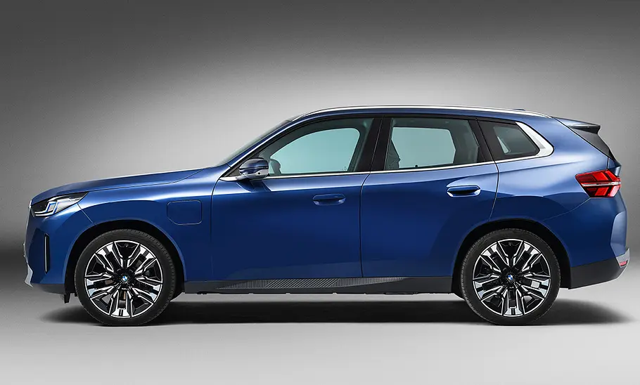Der BMW X3 (2024) steht in Studioumgebung, von links fotografiert.