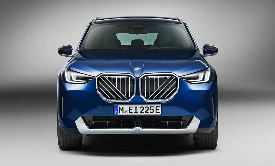 Der BMW X3 (2024) steht in Studioumgebung, von vorne fotografiert.
