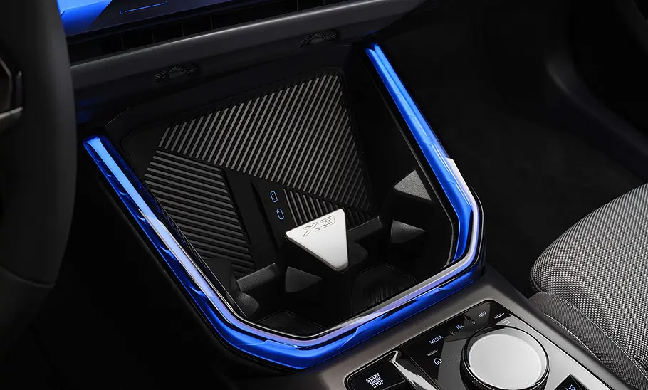 Die induktiven Ladeschalen im Innenraum des BMW X3 (2024) in der Detailaufnahme.