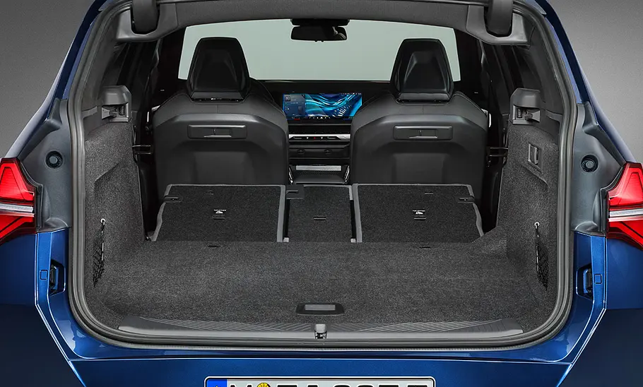 Der Kofferraum des BMW X3 (2024) mit umgeklappter Rücksitzbank.