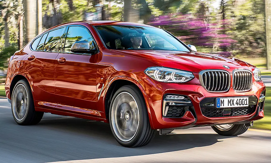 Der BMW X4 (2018) fährt eine Straße entlang, von vorne rechts fotografiert.