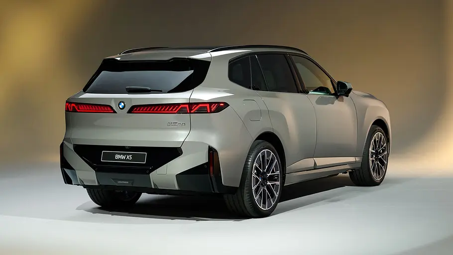 BMW X5 Der BMW iX5 steht in Studioumgebung, von hinten rechts fotografiert.