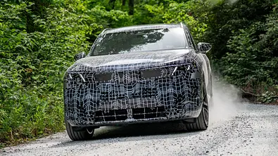 Der BMW X5 fährt als Prototyp durch einen Wald, von vorne fotografiert. - Foto: BMW Der BMW X5 fährt als Prototyp durch einen Wald, von vorne fotografiert. - Foto: BMW