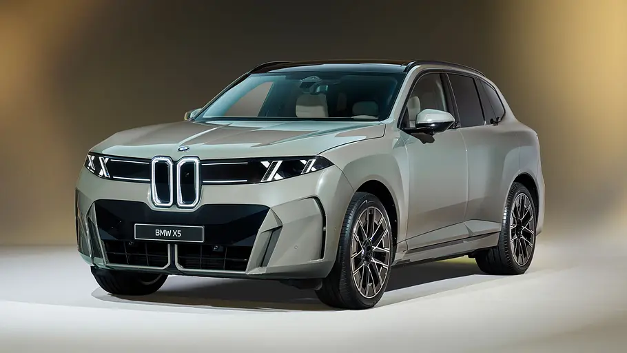 BMW X5 Der BMW iX5 steht in Studioumgebung, von vorne links fotografiert.
