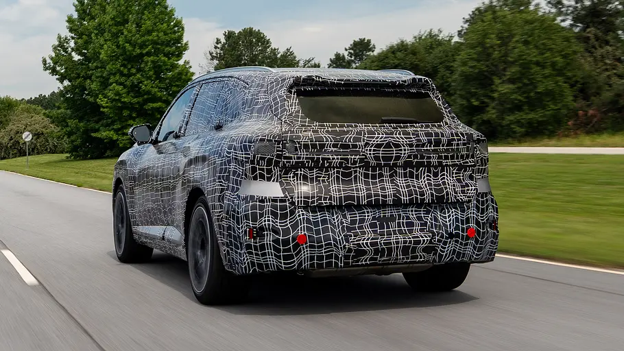 BMW X5 Der BMW X5 fährt als Prototyp auf einer Straße, von hinten fotografiert.