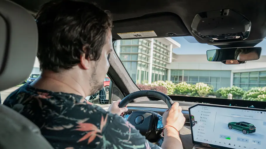 BMW X5 Redakteur Sven Kötter sitzt am Steuer des BMW X5, von hinten über die Schulter fotografiert.