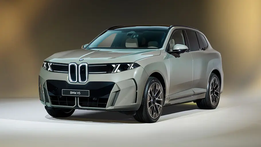 Der BMW iX5 steht in Studioumgebung, von vorne links fotografiert.