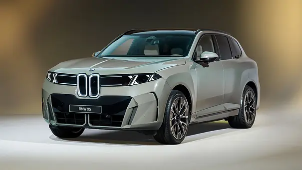 Der BMW iX5 steht in Studioumgebung, von vorne links fotografiert. - Foto: BMW Der BMW iX5 steht in Studioumgebung, von vorne links fotografiert. - Foto: BMW