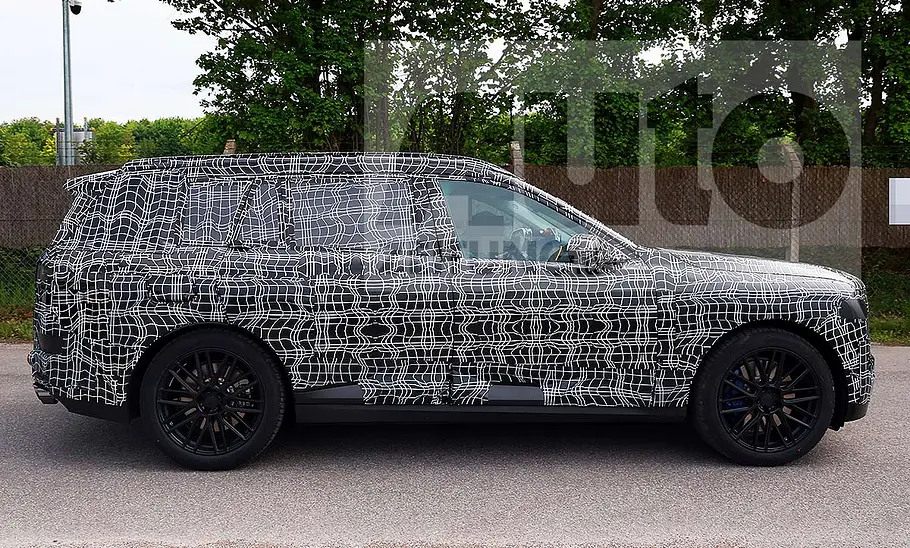 BMW X7 (2027) Blick von der Seite auf den fahrenden BMW X7 (2027).