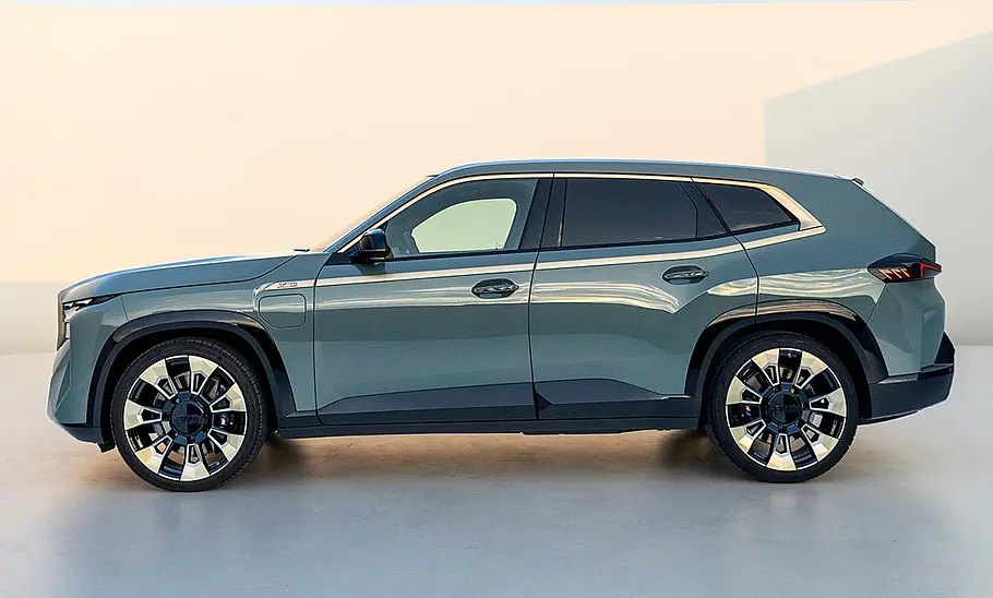 Der BMW XM (2023) in der Seitenansicht.