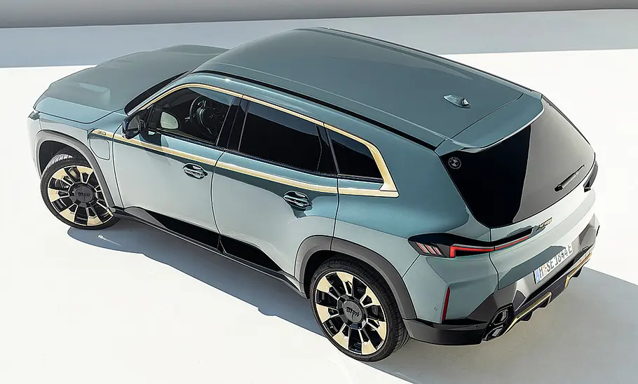 Der BMW XM (2023) von schräg hinten und oben.