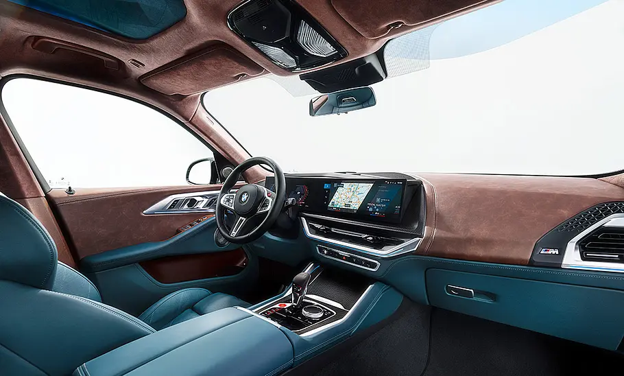 Das Cockpit des BMW XM (2023).