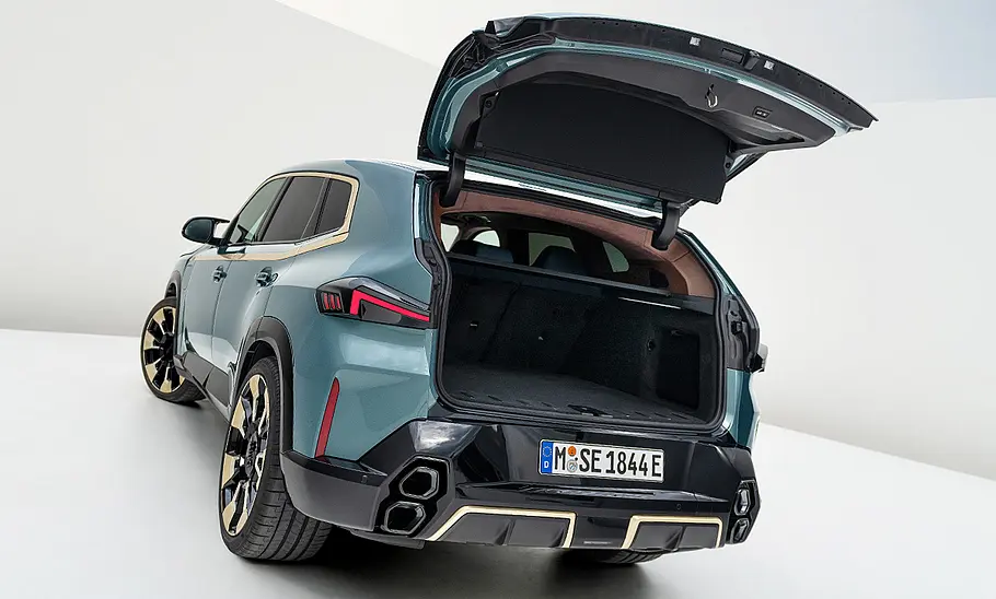 Der BMW XM (2023) in der Heckansicht mit geöffneter Kofferraumklappe.