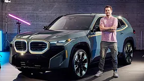 Der BMW XM (2023) mit Redakteur Sven Kötter von schräg vorne. - Foto: BMW