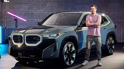Der BMW XM (2023) mit Redakteur Sven Kötter von schräg vorne. - Foto: BMW