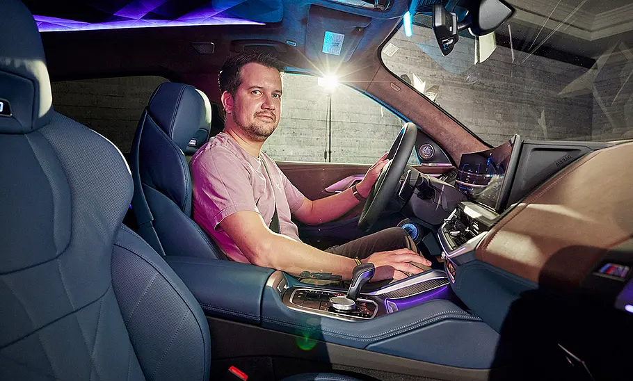 Die Vordersitze des BMW XM (2023) mit Redakteur Sven Kötter.