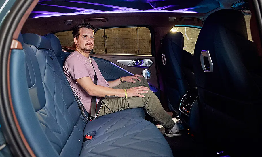 Die Rücksitzbank des BMW XM (2023) mit Redakteur Sven Kötter.