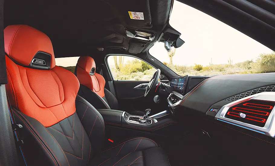 Die Vordersitze und das Cockpit des BMW XM Label (2023).
