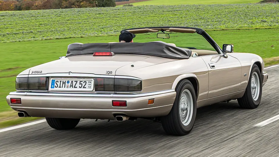 Das Jaguar XJS Cabrio fahrend von hinten