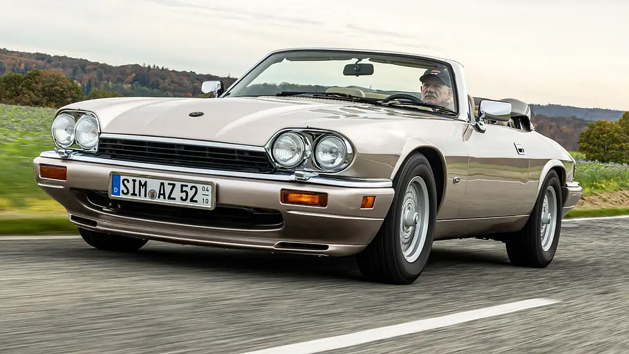 Das Jaguar XJS Cabrio fahrend von vorne