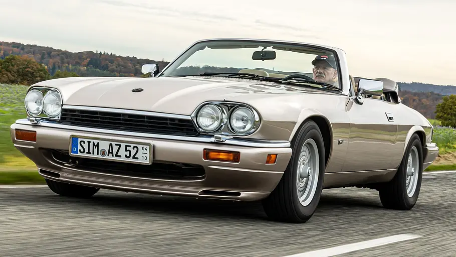 Das Jaguar XJS Cabrio fahrend von vorne