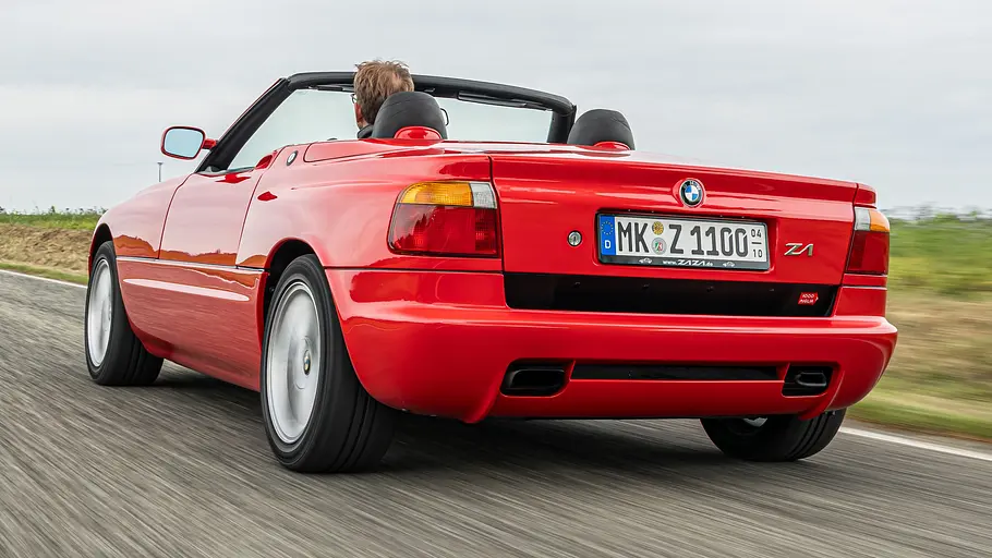 Der BMW Z1 fahrend von hinten