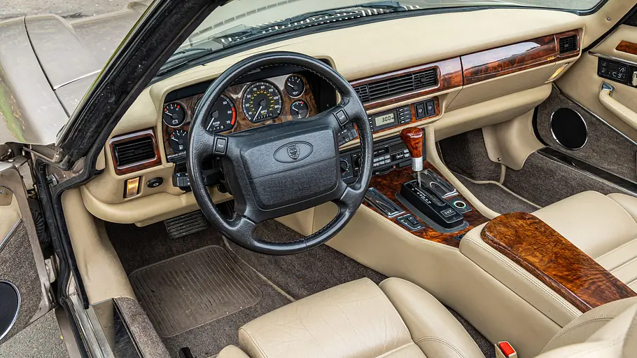 Das Cockpit des Jaguar XJS Cabrio