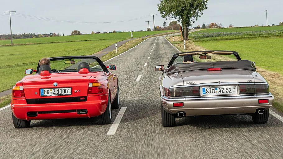 BMW Z1 und Jaguar XJS Cabrio fahrend von hinten