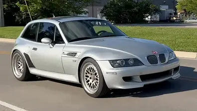 BMW Z3 M Coupé mit V8, fotografiert von schräg vorne. - Foto: MosierWorks via Youtube BMW Z3 M Coupé mit V8, fotografiert von schräg vorne. - Foto: MosierWorks via Youtube